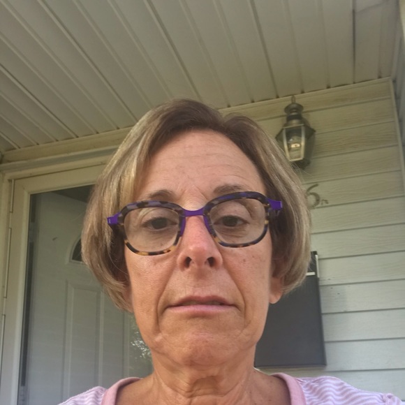 Meet your Posher, Lois - Picture 1 of 1